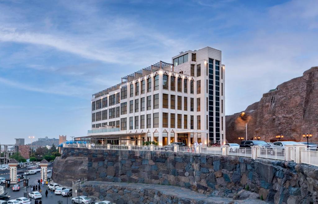 Nespecifikovaný výhled na hory nebo výhled na hory při pohledu z hotelu