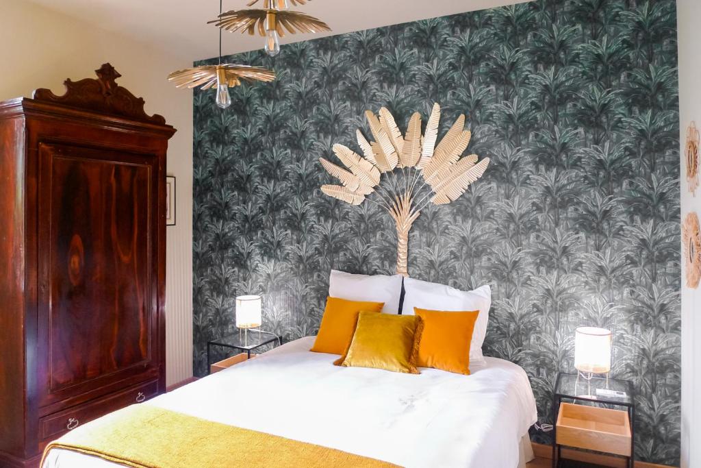 1 dormitorio con 1 cama con almohadas amarillas en Les Chambres du Montréal et l'Hôtel particulier en Montréal