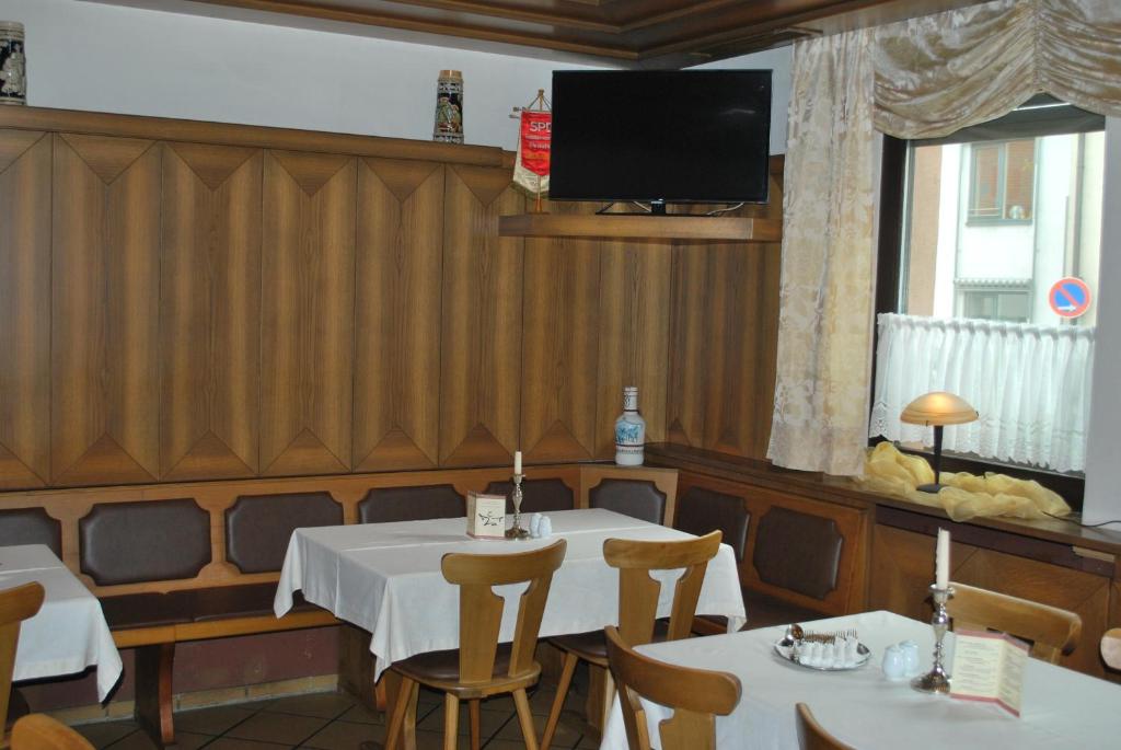 TV a/nebo společenská místnost v ubytování Hotel Gasthof “Goldener Engel”