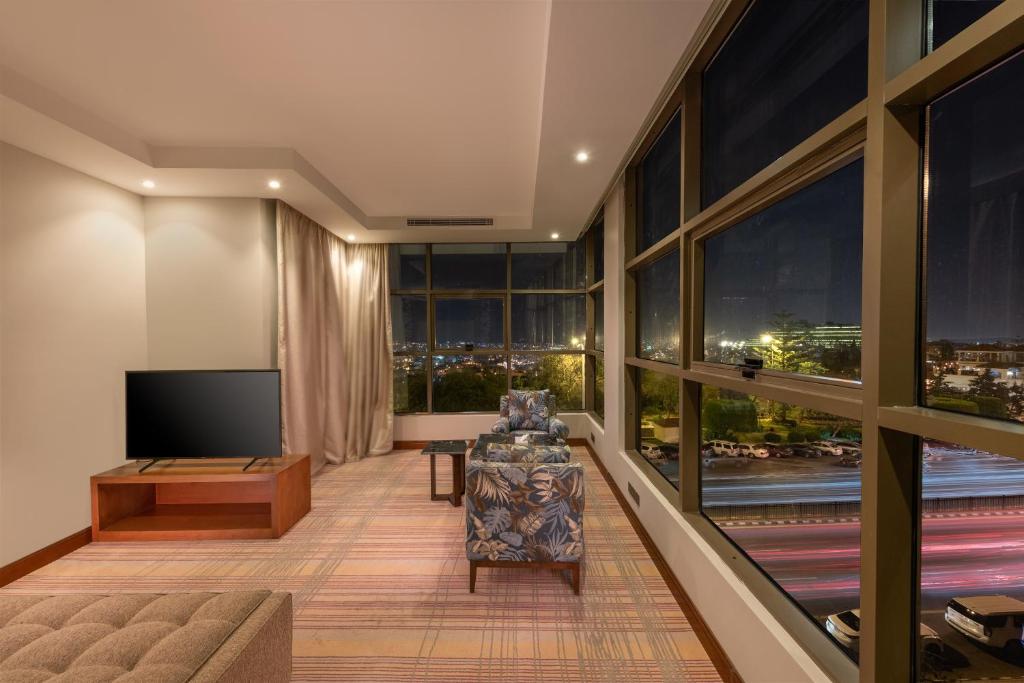 TV a/nebo společenská místnost v ubytování Sarwat Park Hotel
