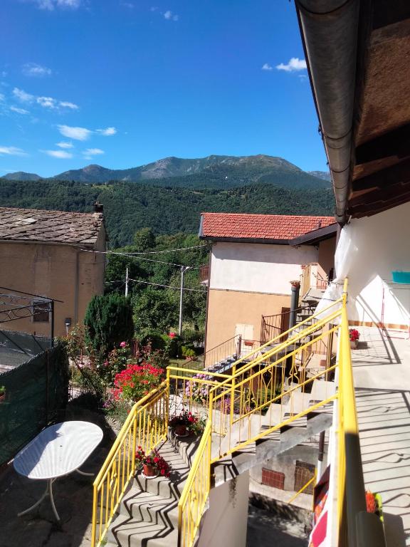 A general mountain view or a mountain view taken from a panziókat