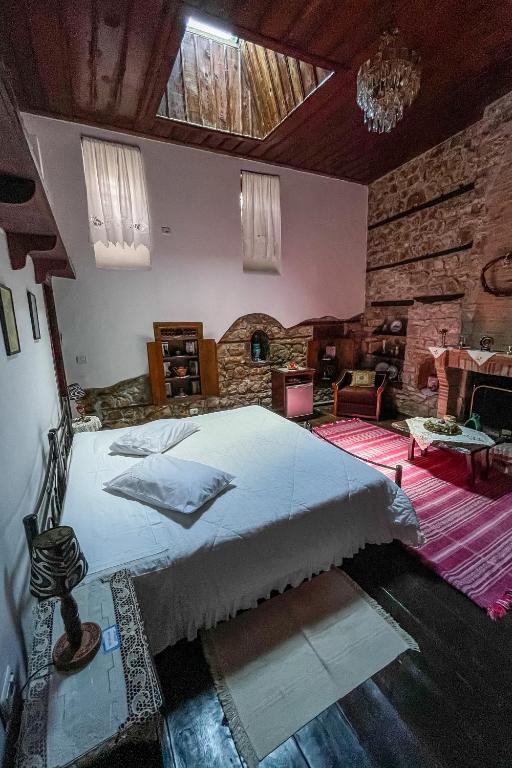 Rúm í herbergi á Bujtina Kodiket Guesthouse