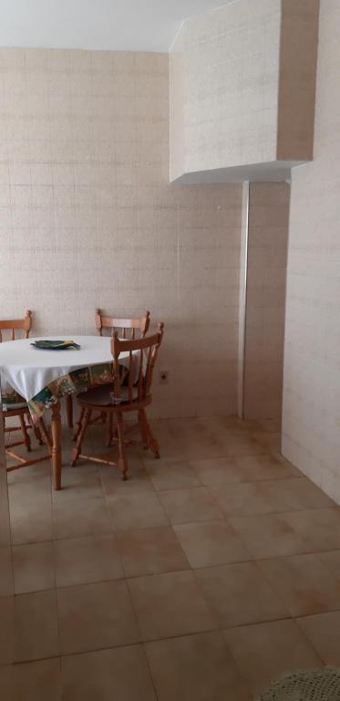 een eetkamer met een tafel en 2 stoelen bij Apartamento no centro in São Lourenço