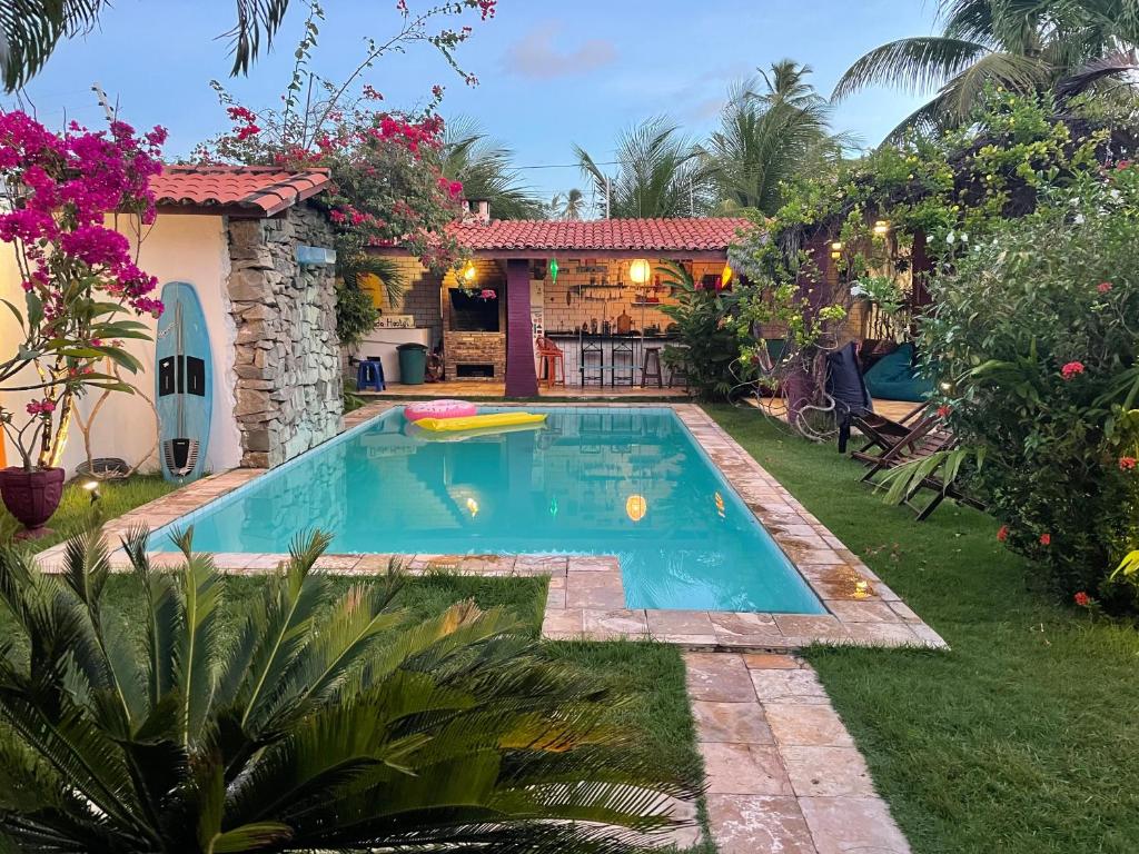een zwembad in de achtertuin van een huis bij Bada Hostel & Kite School in Cumbuco