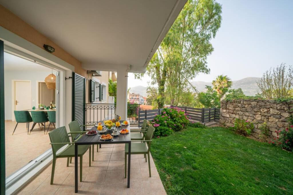 patio ze stołem i krzesłami na dziedzińcu w obiekcie Central & Elegant Suite with private garden w mieście Argostoli