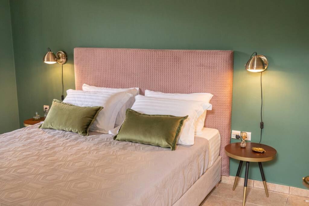 Łóżko lub łóżka w pokoju w obiekcie Central & Elegant Suite with private garden