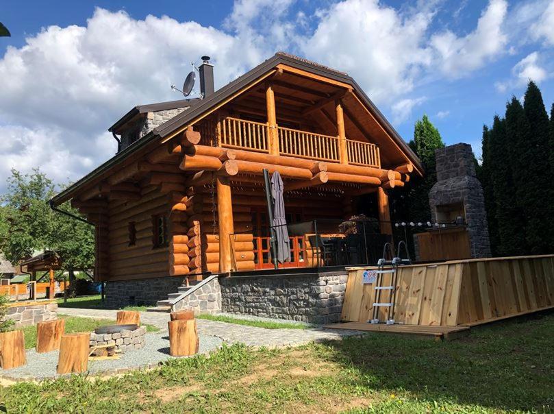 Cabaña de madera grande con porche y balcón en Log House The River Pearl, en Brod na Kupi