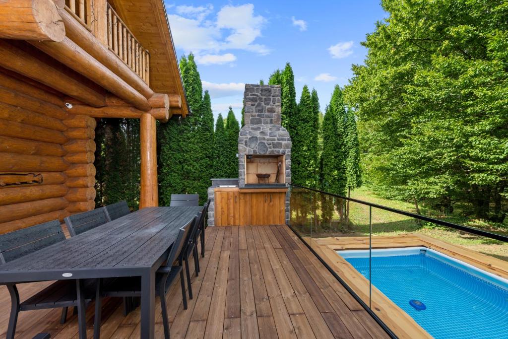 Bazén v ubytování Log House The River Pearl nebo v jeho okolí