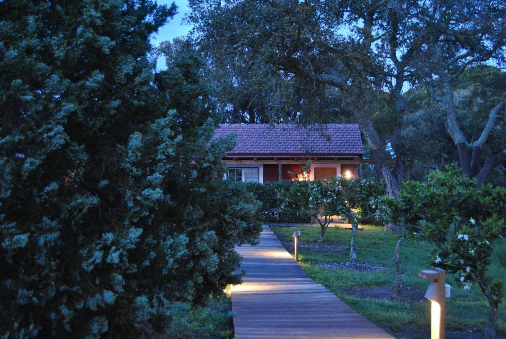 uma casa com um caminho que leva a uma casa com luzes em Herdade das Barradas da Serra em Grândola