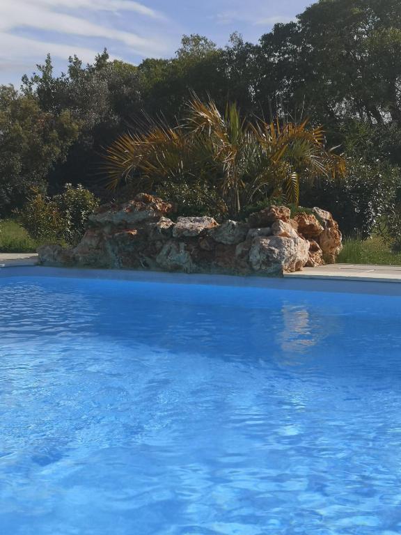 Bazén v ubytování Le Mas De L'Escale nebo v jeho okolí