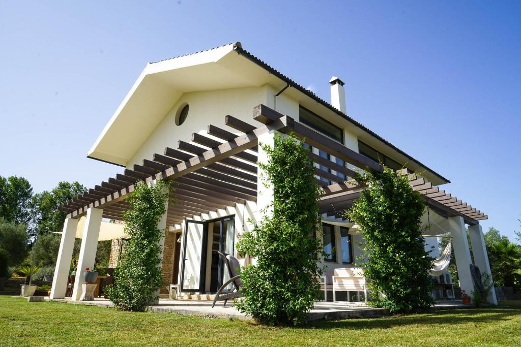 una casa con l'edera davanti di El Toro Blanco Luxury Villa in Andalucia a Ronda