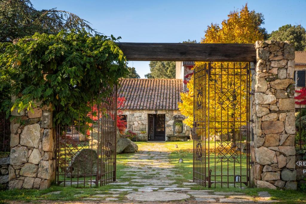 Zugang zu einem Garten mit einem eisernen Tor in der Unterkunft Auberge A Pignata in Levie