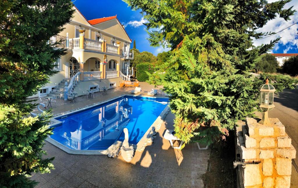 een luchtzicht op een huis met een zwembad bij Apollon Palace Kefalonia in Metaxáta