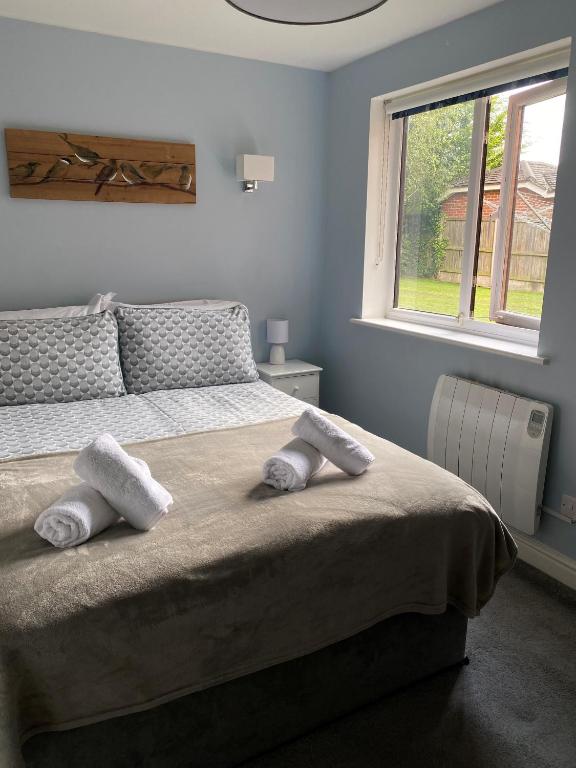 1 dormitorio con 1 cama con 2 toallas en 15 Maple Court, en Oxford