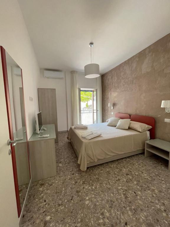 ein Schlafzimmer mit einem Bett und einem TV in der Unterkunft Amalfi Casa Andreina in Amalfi