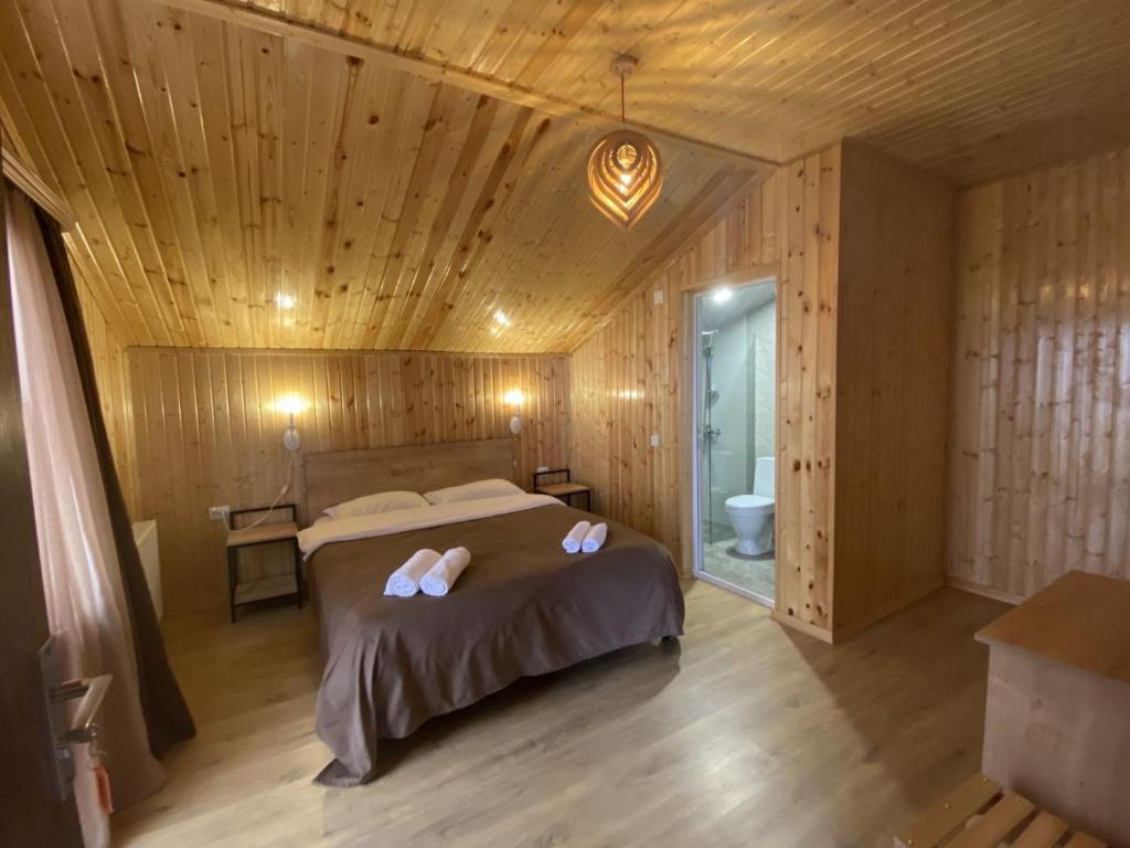 Ένα ή περισσότερα κρεβάτια σε δωμάτιο στο HOTEL KAZBEGI 1963