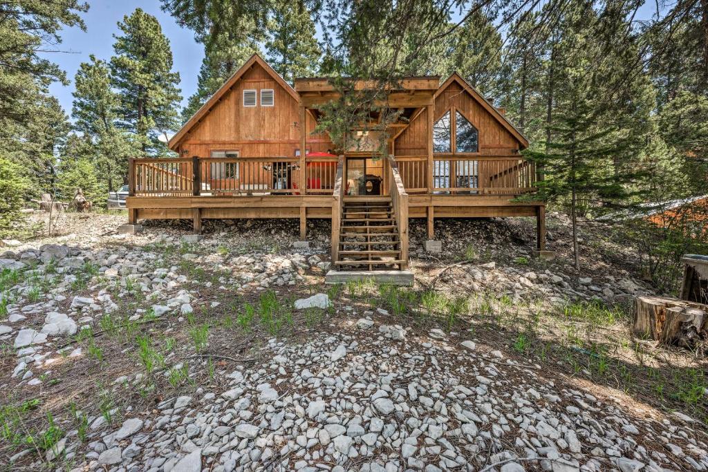 Cabaña de madera grande en el bosque con terraza en Peaceful and Private Cloudcroft Cabin with Deck!, en Cloudcroft