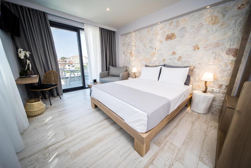 Postel nebo postele na pokoji v ubytování Kali Thea Suites