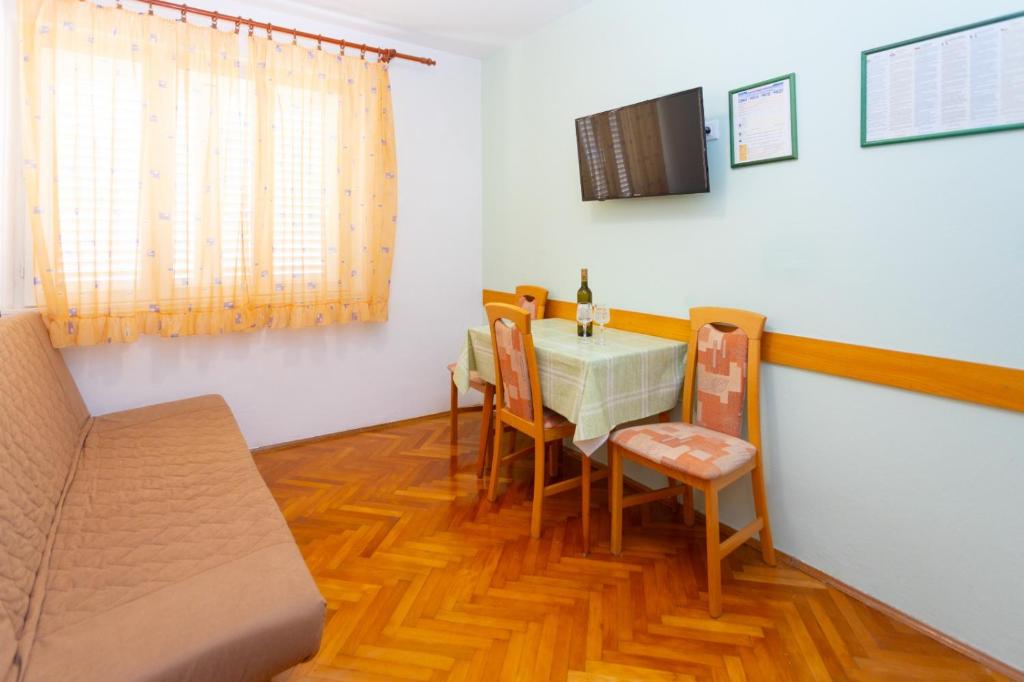 Televízia a/alebo spoločenská miestnosť v ubytovaní Apartmani Vranjes 2
