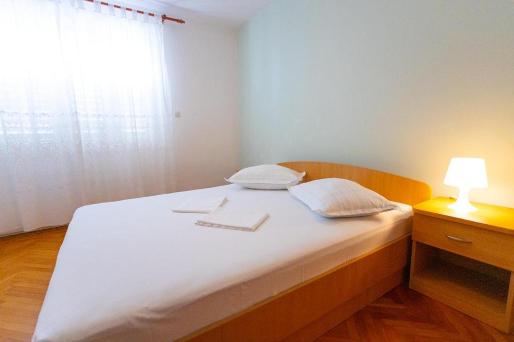 Posteľ alebo postele v izbe v ubytovaní Apartmani Vranjes 2