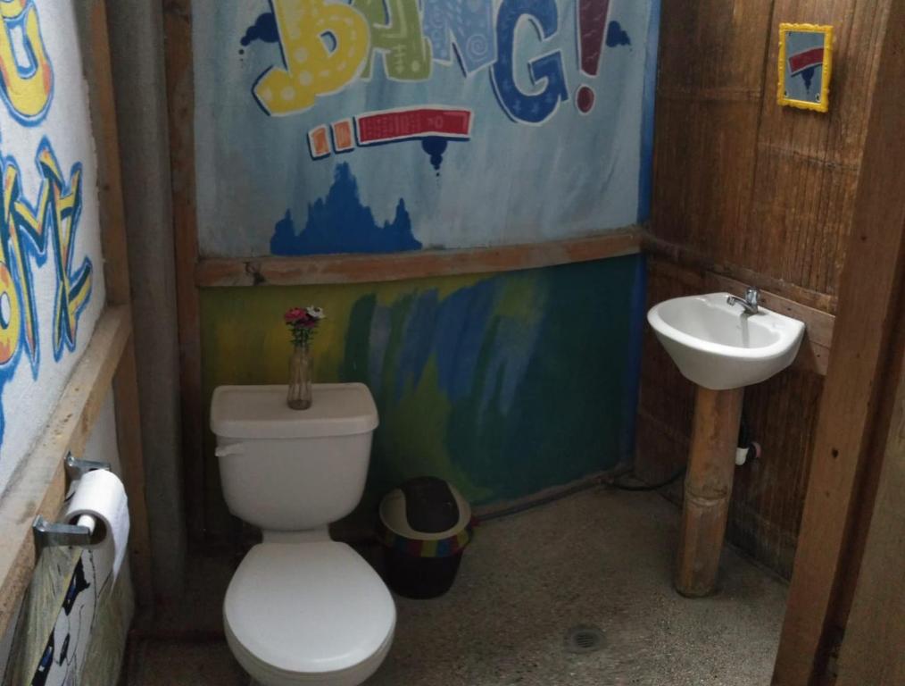 Koupelna v ubytování Hostal Camping Sin Fronteras Mompiche
