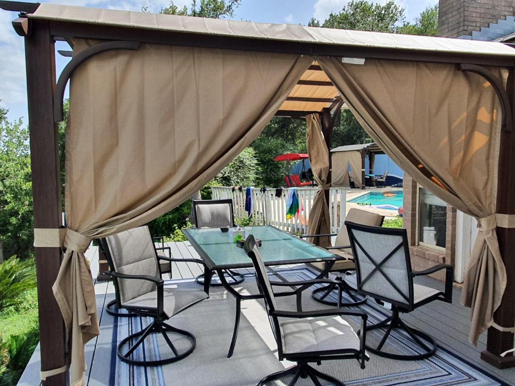 eine Terrasse mit einem Tisch und Stühlen auf einer Terrasse in der Unterkunft Hilltop Hacienda in San Marcos