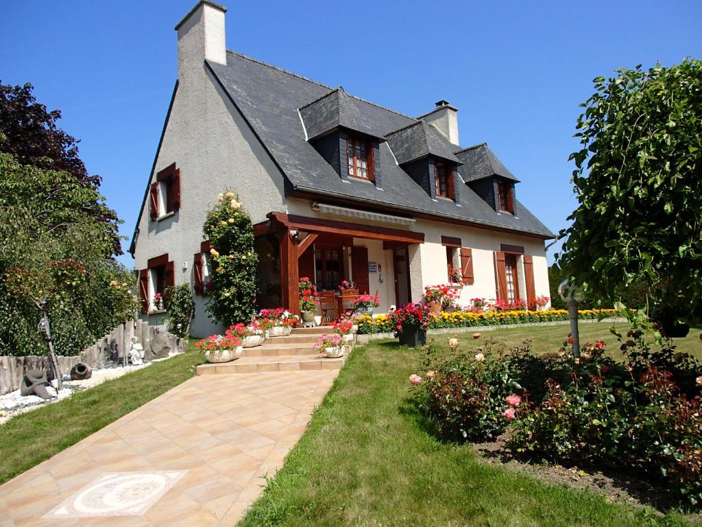 una grande casa con un giardino di fronte di Chambre d'Hôtes Broualeuc a Saint-Potan