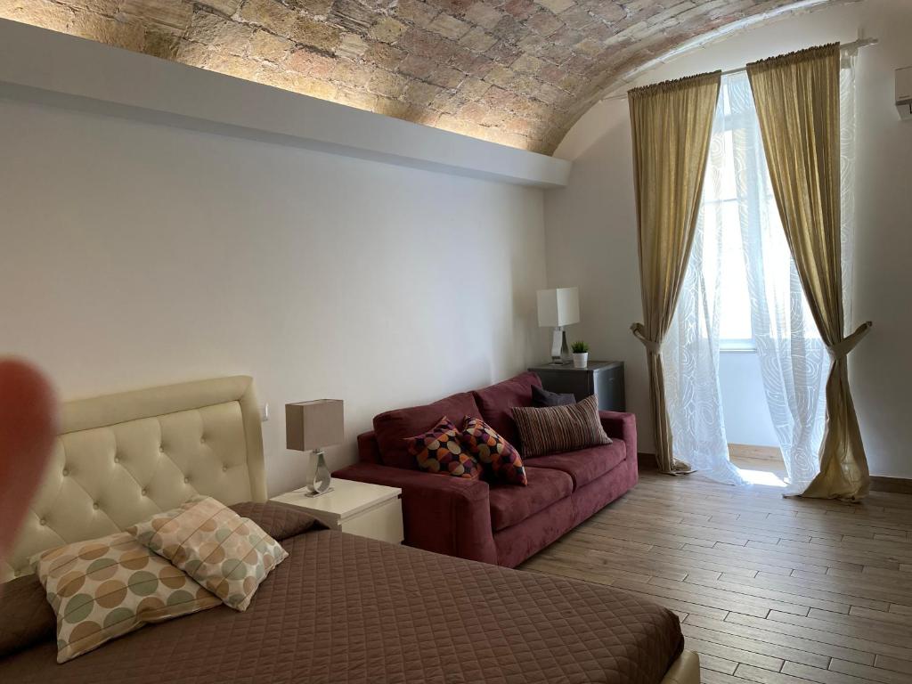 ローマにあるCampani Luxury Flatのリビングルーム(ベッド1台、ソファ付)