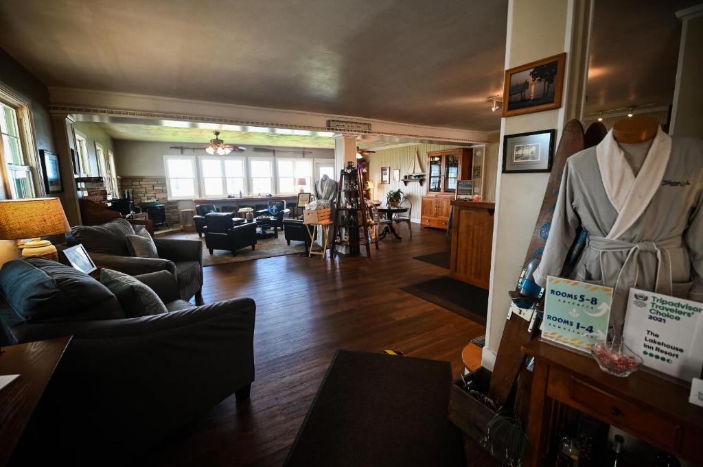 a living room with a mannequin in a living room at The Lakehouse Inn Geneva in Geneva-on-the-Lake