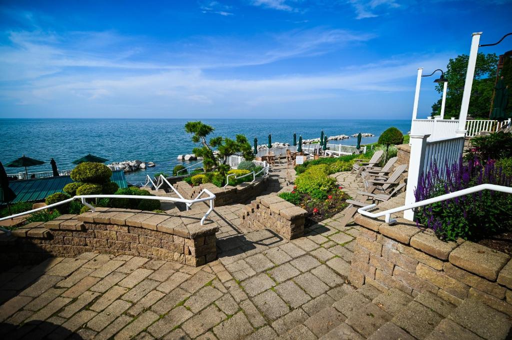 a view of the ocean from a house at The Lakehouse Inn Geneva in Geneva-on-the-Lake