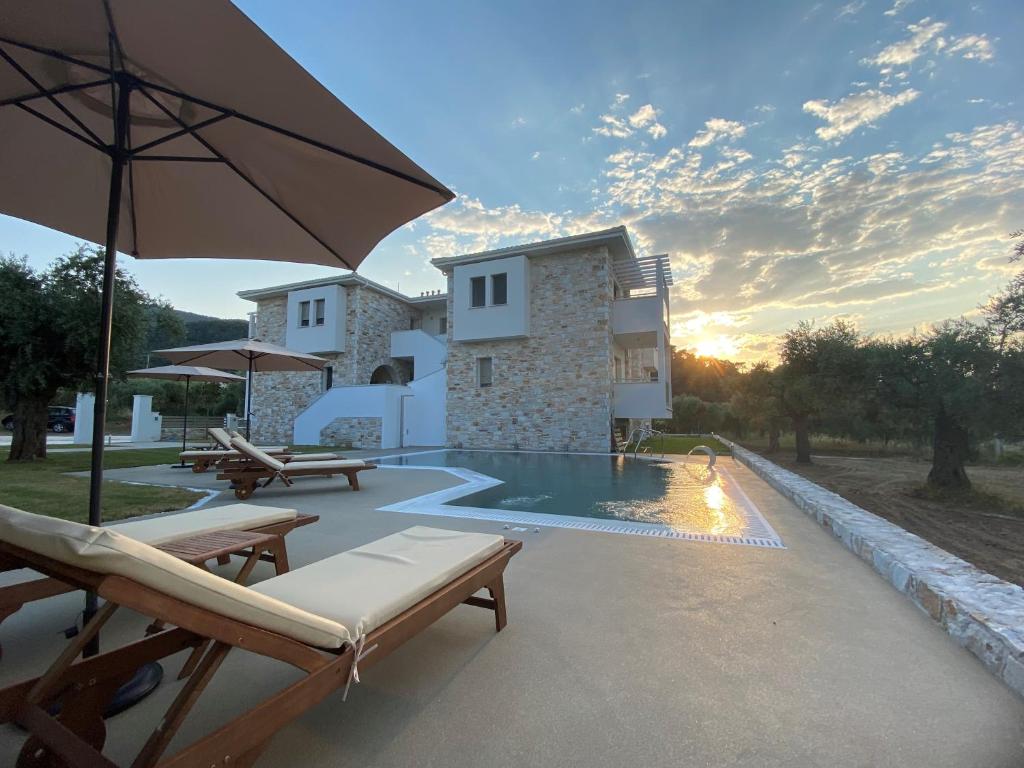 Bazén v ubytování Luminous Luxury Apartments nebo v jeho okolí