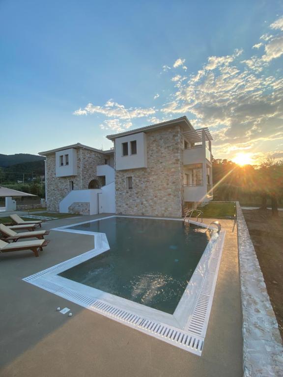 Bazén v ubytování Luminous Luxury Apartments nebo v jeho okolí