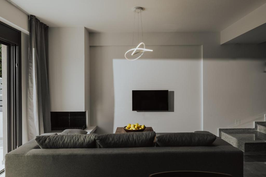TV a/nebo společenská místnost v ubytování YaMa Villas