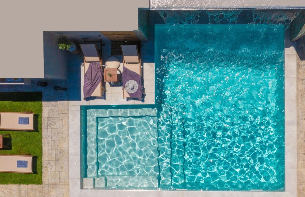 een luchtzicht op een zwembad met een resort bij Rua Mat Villas in Alykes