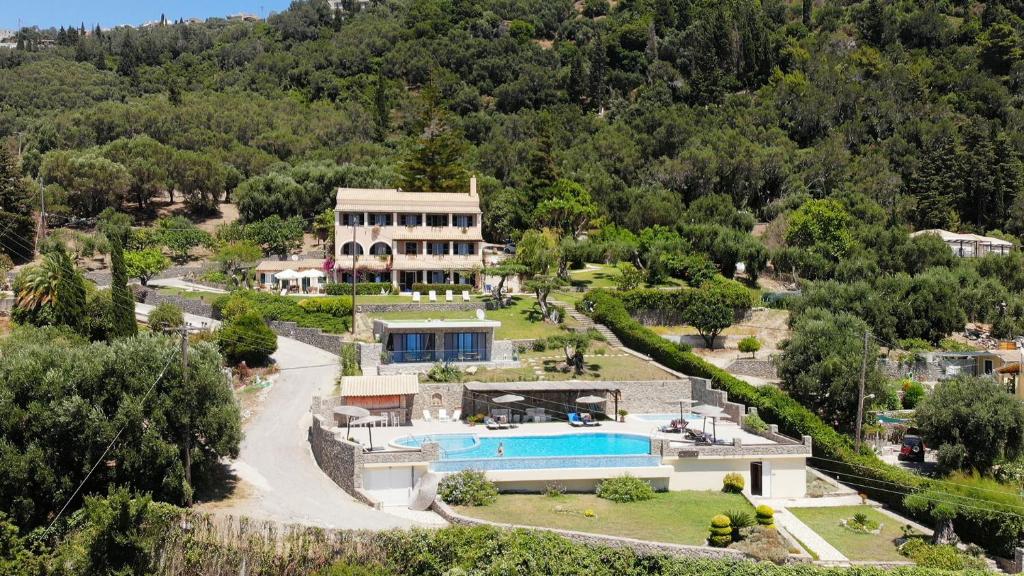 uma vista aérea de uma casa com piscina em Green Hill Resort em Pelekas