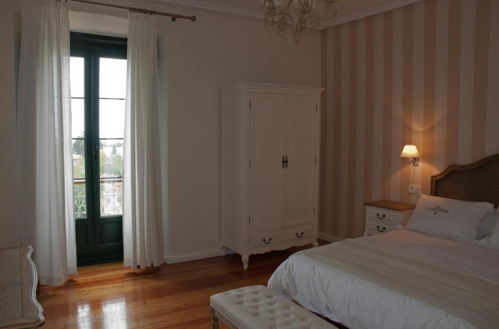 Postel nebo postele na pokoji v ubytování Hotel Rural La Raposera