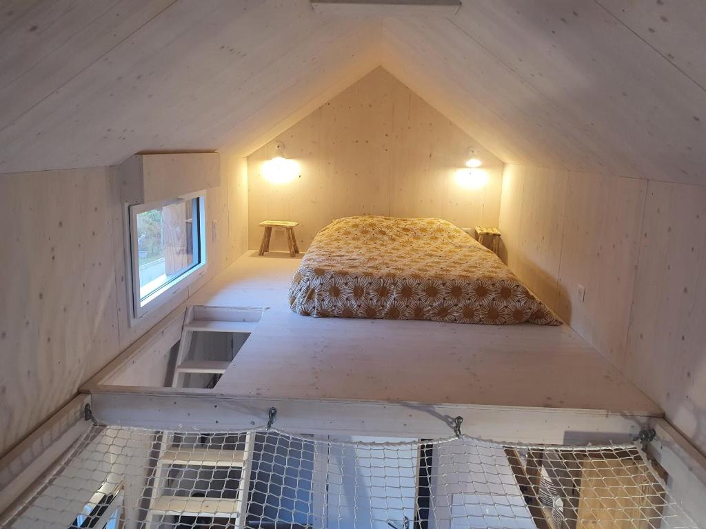 a small bedroom with a bed in a tiny house at TINY HOUSE Cosy 1 - Angers Green Lodge in Angers