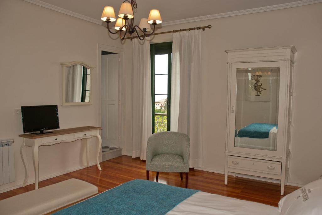 TV a/nebo společenská místnost v ubytování Hotel Rural La Raposera