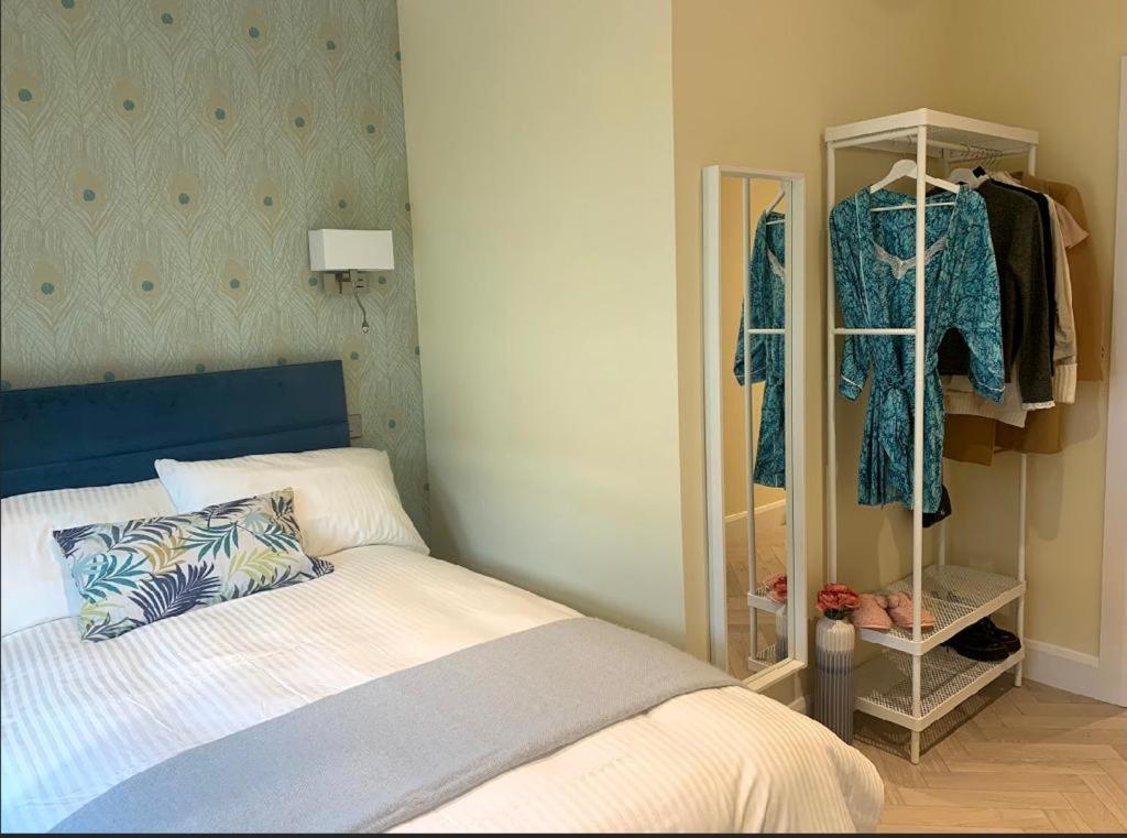 1 dormitorio con 1 cama y armario con ropa en Apartment, Kilkenny City en Kilkenny