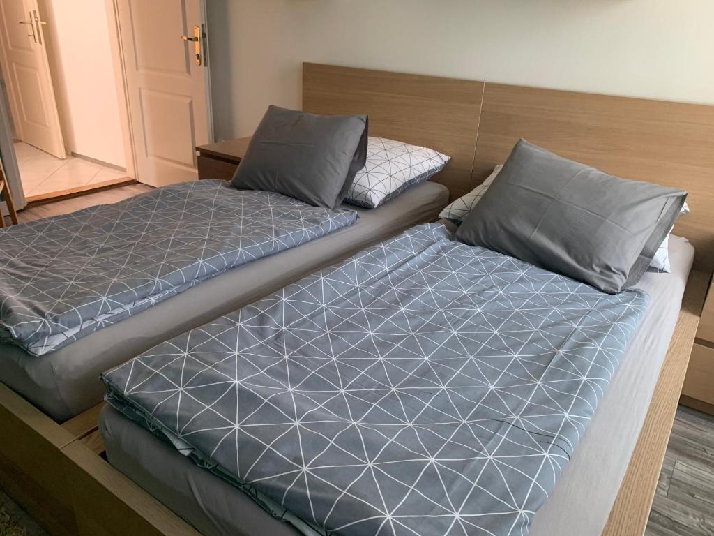 Voodi või voodid majutusasutuse Hollik Apartmanház toas