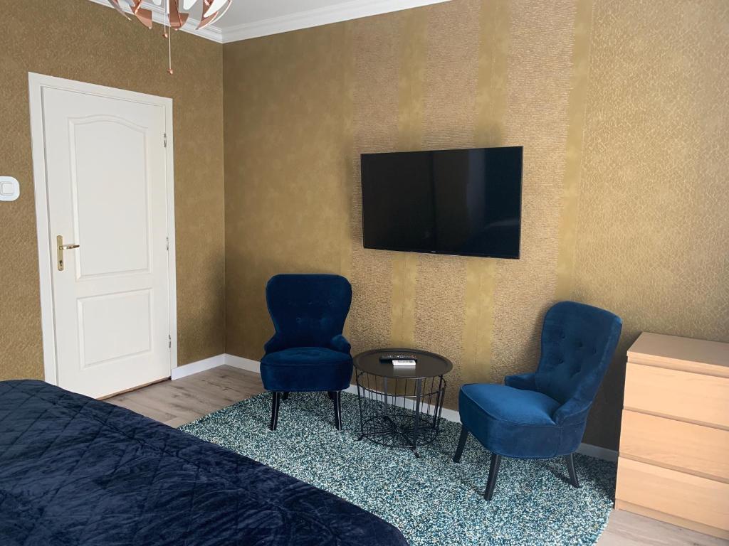 Televiisor ja/või meelelahutuskeskus majutusasutuses Hollik Apartmanház