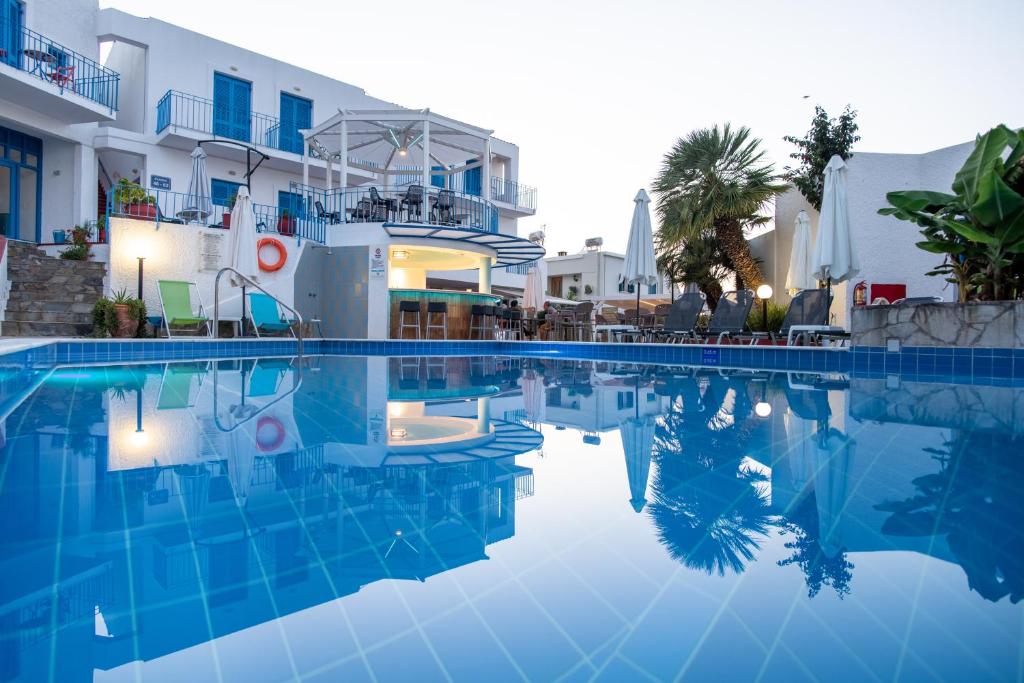 vista para a piscina do hotel em Kirki Village-Adults Only em Panormos - Rethymno