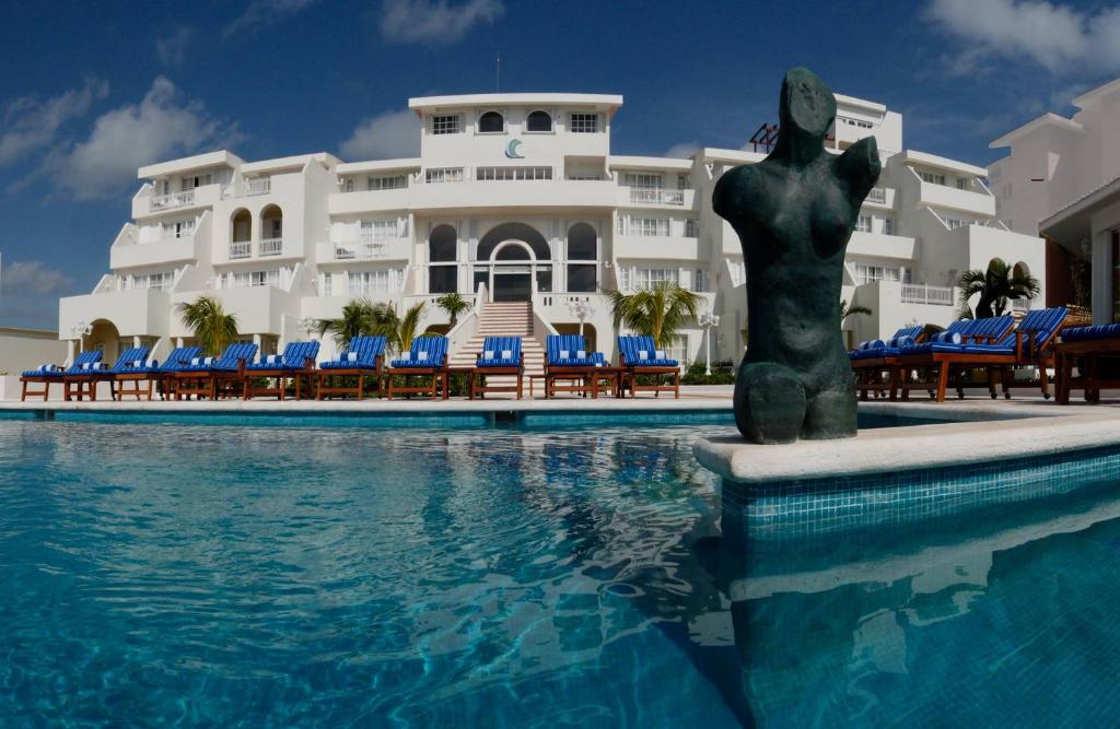 a swimming pool in front of a resort at Hotel & Museo Casa Turquesa in Cancún