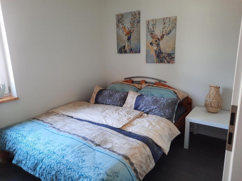 una camera da letto con un letto e un comodino di Ferienhaus auf dem Lusitanohof Jäger a Fürth