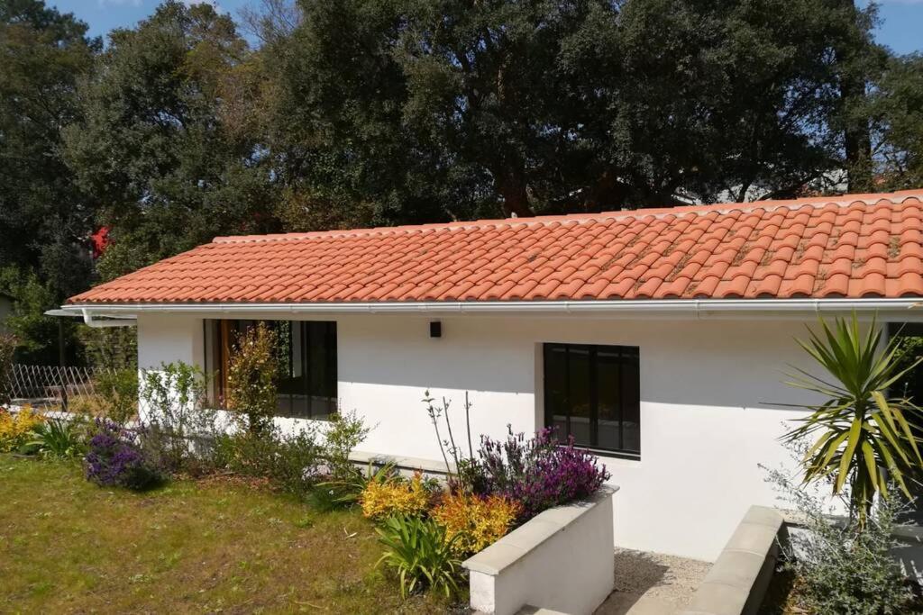 Casa blanca con techo rojo en L'annexe des Cigales, à l'ombre des chênes lièges en Capbreton