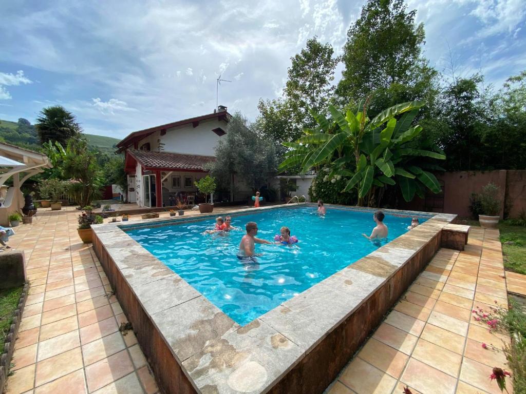 Bazén v ubytování Kapera Maison d'Hotes nebo v jeho okolí