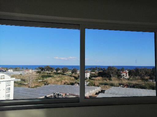 O vedere generală la mare sau o vedere la mare
luată din acest apartament