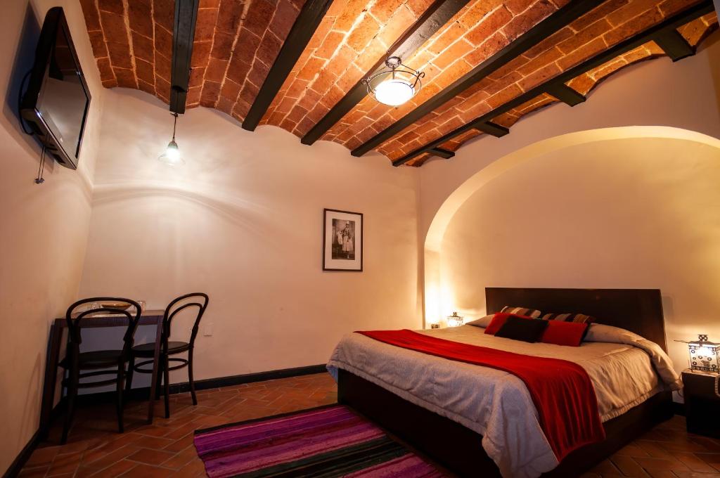 - une chambre avec un lit, une table et des chaises dans l'établissement Hotel Naira, à La Paz