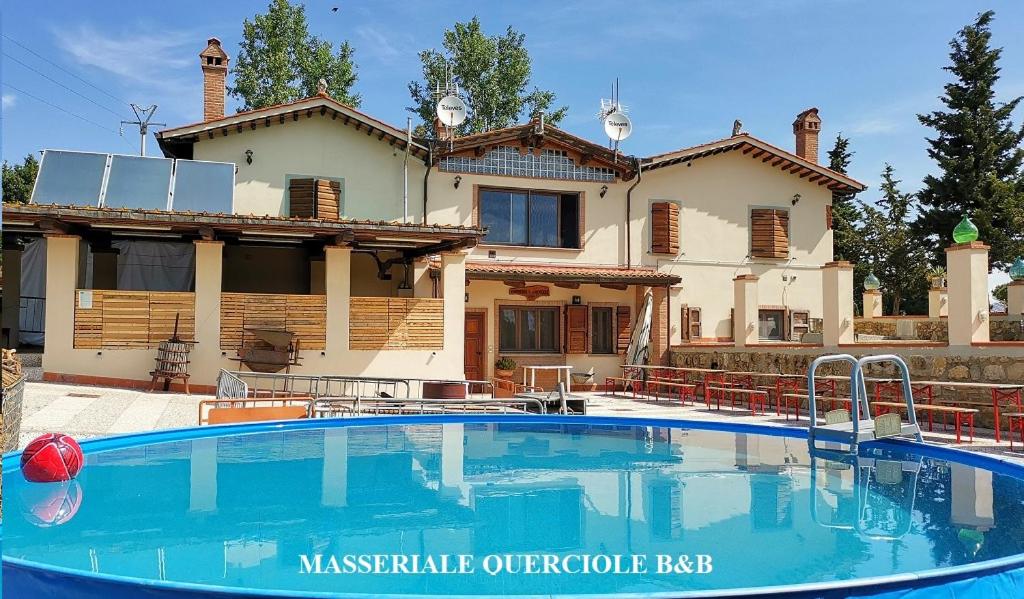 ein großer Pool vor einem Haus in der Unterkunft Masseria Le Querciole in Fauglia
