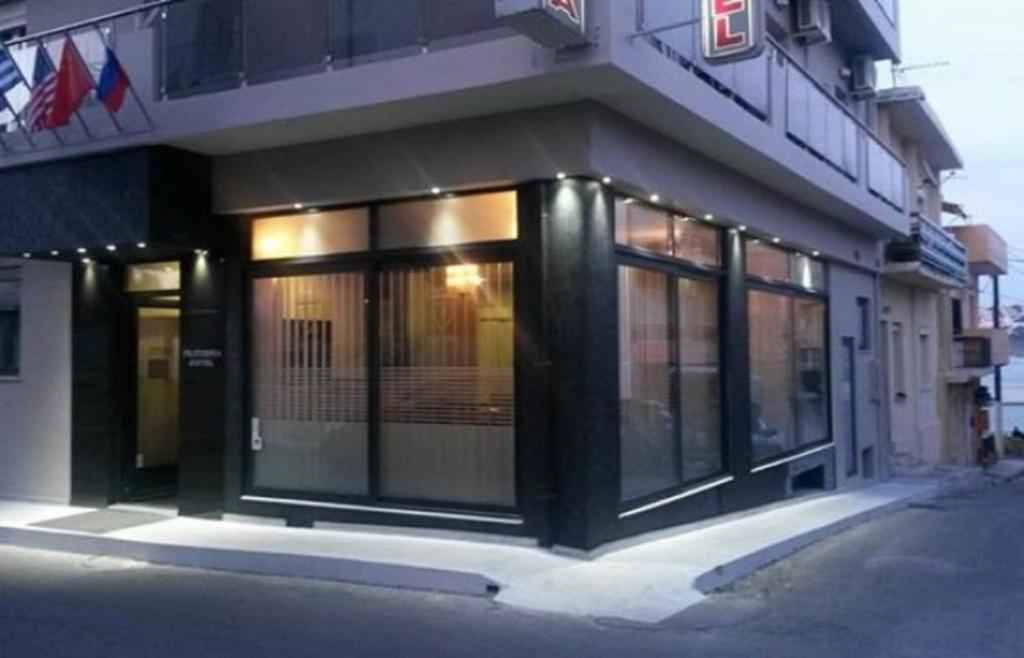 un edificio con ventanas en el lateral de una calle en Hotel Filoxenia en La Canea